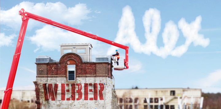 Motiv mit dem Namen „Alex Weber“ im Bild: Roter Kran mit Arbeiter an Ruine, Alex als Wolkenschrift, WEBER an der Wand
