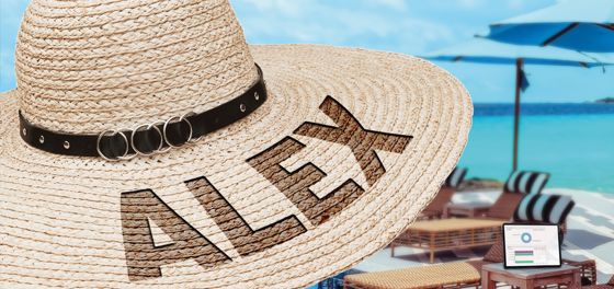 Motiv mit dem Namen „Alex“ im Bild: Großaufnahme Strohhut mit Namen, Strand mit Sonnenschirmen und Liegen