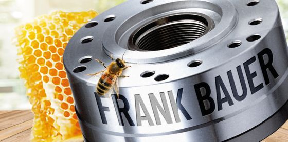 Motiv mit dem Namen „Frank Bauer“ im Bild: Metallbauteil mit eingraviertem Namen, Biene und Honigwabe